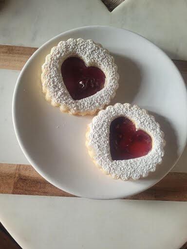 Linzer cookies with raspberry filling